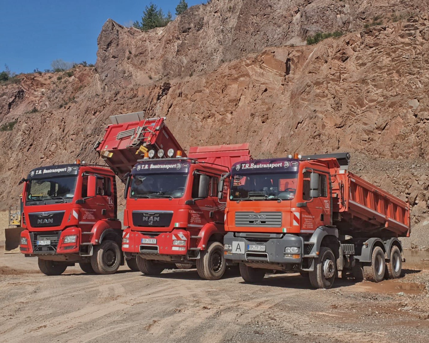 Drei rote Transporter