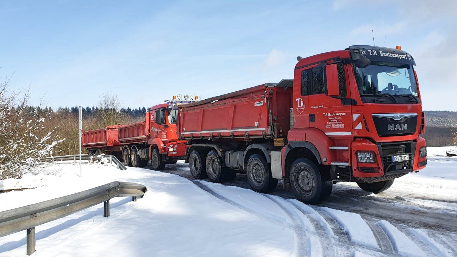 Drei rote Lastzüge im Winter